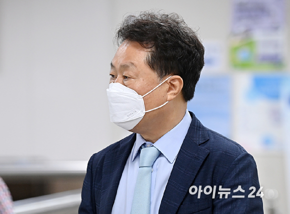 가습기 살균제 사태로 업무상과실치사 등 혐의를 받는 안용찬 전 애경산업 대표가 24일 오전 서울 서초구 서울고등법원에서 열린 파기환송심 결심공판에 출석하고 있다. [사진=곽영래 기자]