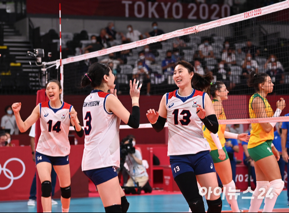 6일 오후 일본 도쿄 아리아케 아레나에서 열린 2020 도쿄올림픽 여자 배구 준결승 대한민국 대 브라질의 경기가 진행됐다. 한국 박정아가 득점을 한 후 기뻐하고 있다.