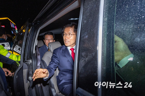 제21대 대통령 선거에서 이재명 더불어민주당 대선 후보의 당선이 확실시된 4일 새벽 김문수 국민의힘 대선후보가 서울 여의도 국민의힘 중앙당사에서 열린 기자회견을 마치고 이동하고 있다. [사진=정소희 기자]