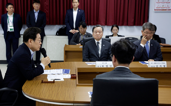 이재명 대통령이 25일 경기 시흥시 SPC 삼립 시화공장에서 열린 산업재해 근절 현장 노사간담회에서 발언하고 있다. 2025.7.25 [사진=연합뉴스]