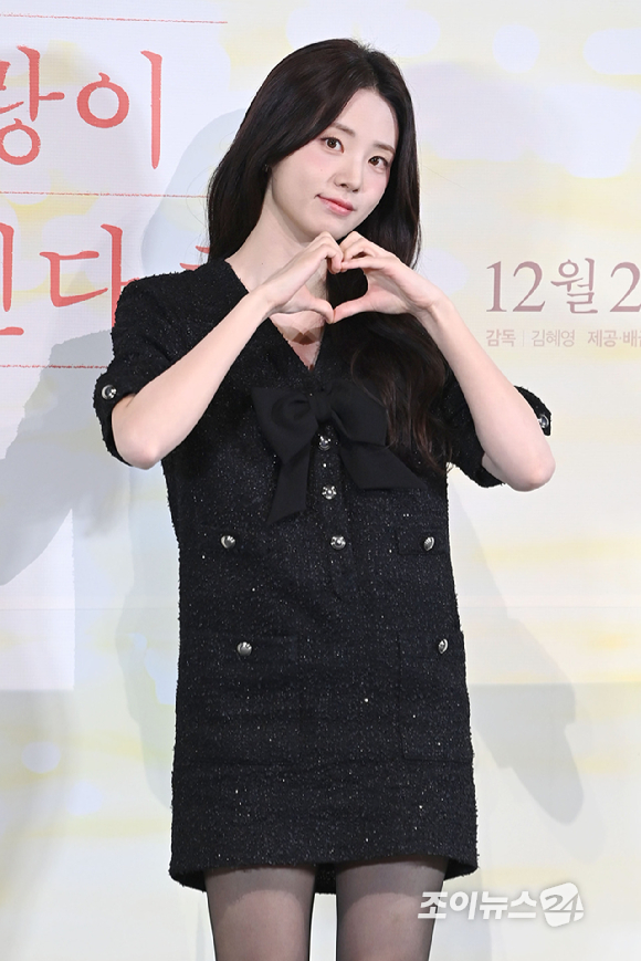 배우 신시아, 추영우가 22일 오후 서울 용산구 CGV용산아이파크몰점에서 열린 영화 '오늘 밤, 세계에서 이 사랑이 사라진다 해도'(감독 김혜영) 언론시사회에 참석해 포즈를 취하고 있다. [사진=문수지 기자]