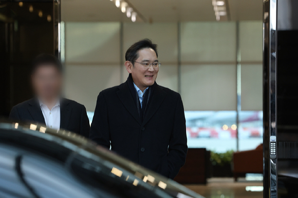 중국 출장 후 귀국하는 최태원 SK그룹 회장 [사진=권서아 기자]