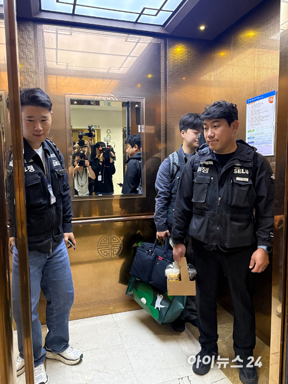 삼성전자 대표교섭위원인 김형로 부사장(왼쪽)과 최승호 초기업노조 삼성전자지부 위원장. [사진=권서아 기자]