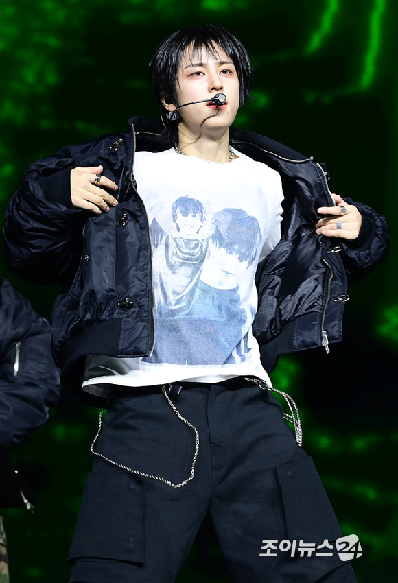 그룹 앤팀 타키가 28일 오후 서울 용산구 한남동 블루스퀘어에서 열린 &TEAM(앤팀) 한국 데뷔 앨범 미니 1집 'Back to Life'(백 투 라이프)발매 기념 쇼케이스에 참석해 멋진 무대를 선보이고 있다. [사진=정소희 기자]