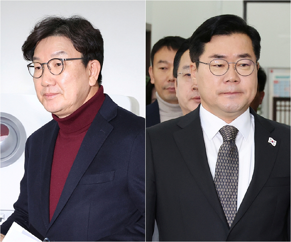 국민의힘 권성동 당 대표 권한대행 겸 원내대표(사진 왼쪽)와 더불어민주당 박찬대 원내대표(사진 오른쪽)가 지난 22일 오전 국회에서 각각 기자간담회를 열고 발언하기 위해 이동하고 있다. 2024.12.22 [사진=연합뉴스]