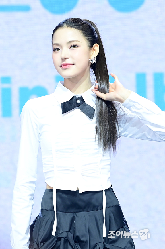 그룹 이즈나 마이가 25일 오후 서울 광진구 광장동 예스24라이브홀에서 열린 izna(이즈나) 미니 1집 'N/a' 발매 기념 데뷔 쇼케이스에 참석해 포토타임을 갖고 있다. [사진=정소희 기자]