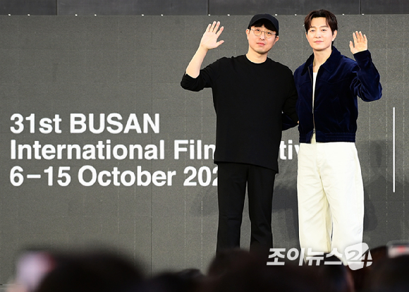 배우 정성일이 8일 부산 해운대구 영화의전당에서 열린 제31회 부산국제영화제 '자필' 야외 무대인사를 갖고 있다. [사진=정소희 기자]