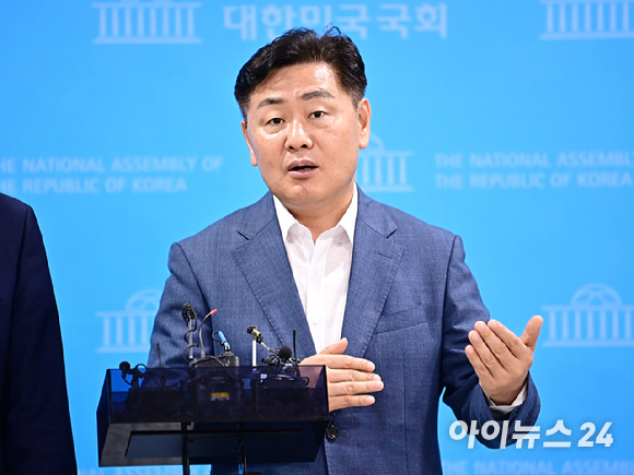 김관영 전북도지사가 25일 서울 여의도 국회 소통관에서 '잼버리 관련' 기자회견을 마친 뒤 백브리핑을 하고 있다. [사진=곽영래 기자]