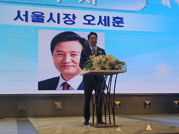 오세훈 서울시장이 30일 열린 6&middot;25 참전유공자 행사에 참석해 참전유공자들에게 감사 인사를 전하고 있다. [사진=홍성효 기자]