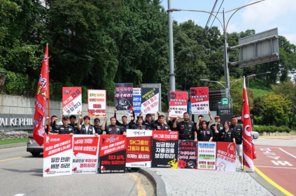 SK하이닉스 이천&middot;청주 노동조합은 이날 오전 11시 SK 이천포럼이 열린 서울 광진구 워커힐 호텔을 찾아 피켓시위를 진행했다. [사진=SK하이닉스 노동조합]