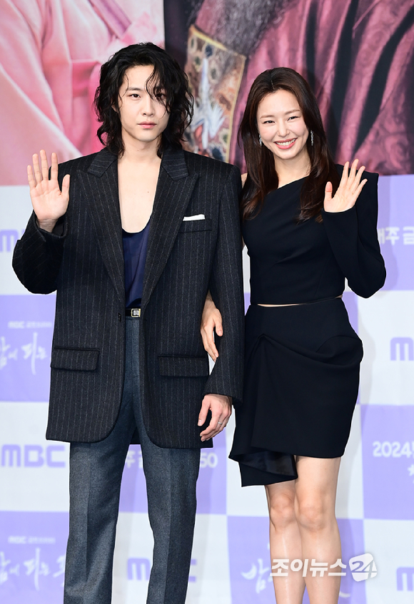 배우 이종원과 이하늬가 12일 오후 서울 마포구 상암동 MBC 골든마우스홀에서 열린 MBC 새 금토드라마 '밤에 피는 꽃' 제작발표회에 참석하고 있다. [사진=정소희 기자]