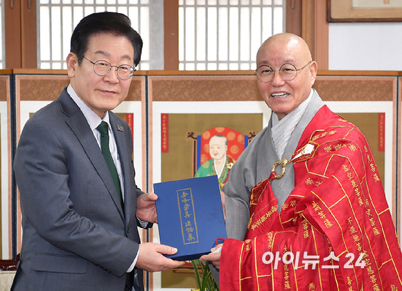 이재명 더불어민주당 대표가 24일 오후 서울 종로구 한국불교 태고종 총무원을 방문해 총무원장인 상진 스님을 예방하고 있다. [사진=곽영래 기자]