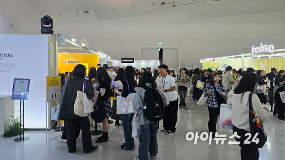 30일 서울 동대문디자인플라자에서 열린 컬리뷰티페스타 2025 행사장이 관람객들로 북적이고 있다. [사진=진광찬 기자]