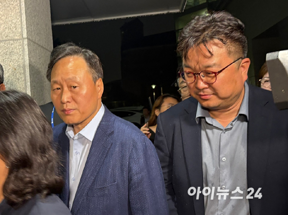여명구 삼성전자 부사장과 최승호 초기업노조 삼성전자 지부 위원장이 20일 수원 경기고용노동청에서 열린 노사 대화를 합의로 마무리하고 함께 파이팅을 외치고 있다. [사진=권서아 기자]