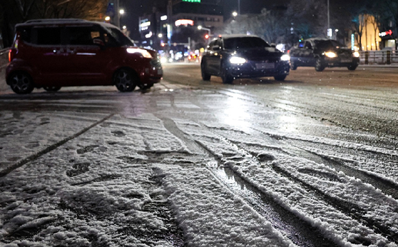 지난 6일 서울 서초구 삼호가든사거리에서 시민들이 횡단보도를 건너고 있다. [사진=연합뉴스]