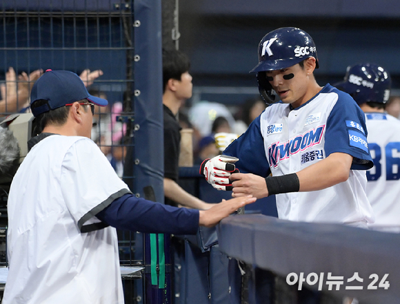 14일 오후 서울 고척스카이돔에서 열린 2023 KBO리그 KIA 대 키움 경기에서 4회말 1사 3루 키움 러셀의 1타점 적시타에 주자 이정후가 득점을 올리고 홍원기 감독과 기쁨을 나누고 있다. [사진=정소희 기자]