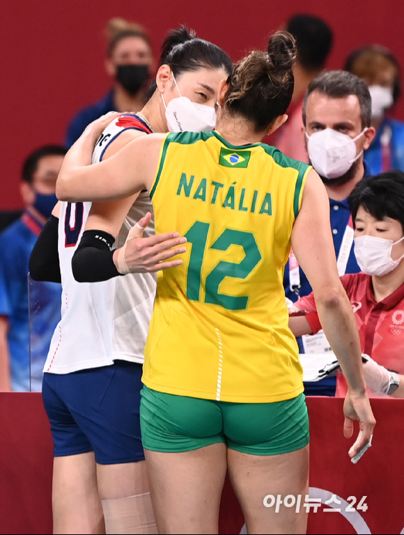 6일 오후 일본 도쿄 아리아케 아레나에서 열린 2020 도쿄올림픽 여자 배구 준결승 대한민국 대 브라질의 경기가 진행됐다. 한국 김연경이 세트스코어 0-3(16-25, 16-25, 16-25)으로 패배한 후 브라질 나탈리아 페레이라의 승리를 축하하고 있다.