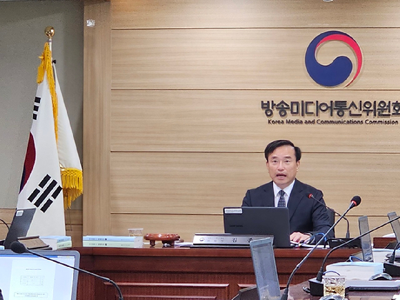 AI로 생성한 홈쇼핑 시청과 관련된 이미지. [사진=챗gpt]