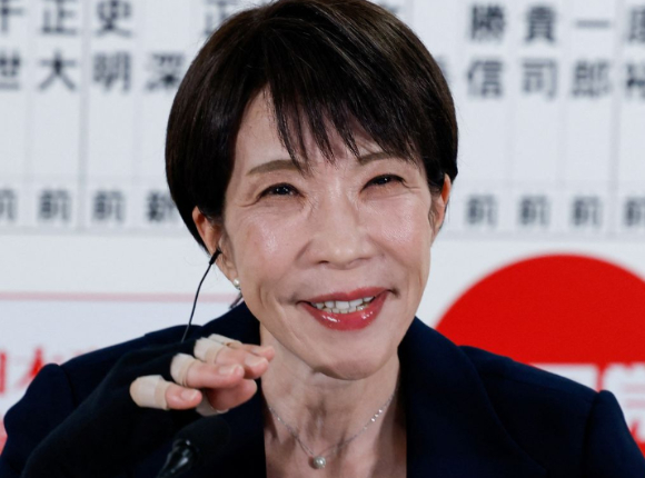 다카이치 사나에 일본 총리가 지난 8일 일본 도쿄 자민당사 개표센터에 참석해 질문에 답하고 있다. [사진=로이터/연합뉴스]