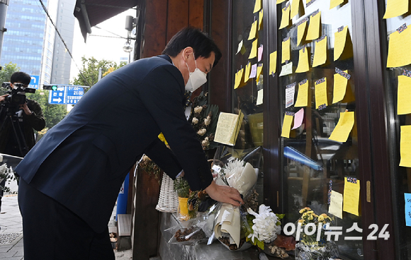 안철수 국민의당 대표가 2일 오전 신종 코로나바이러스 감염증(코로나19)에 따른 생활고로 세상을 떠난 자영업자가 운영하던 마포구 호프집을 추모 방문해 헌화하고 있다.