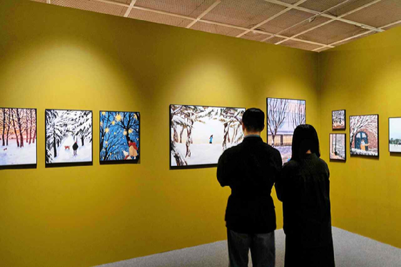 롯데백화점 잠실점 아트홀에서 진행하는 '겨울, 그 따뜻한 순간들' 전시를 관람하고 있는 고객들의 모습. [사진=롯데백화점]