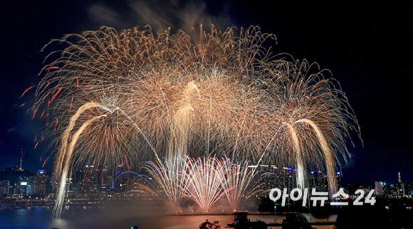 '2026 서울세계불꽃축제'가 5일 서울 여의도 한강공원 일대에서 열린 가운데 화려한 불꽃이 밤하늘을 장식하고 있다. [사진=곽영래 기자]