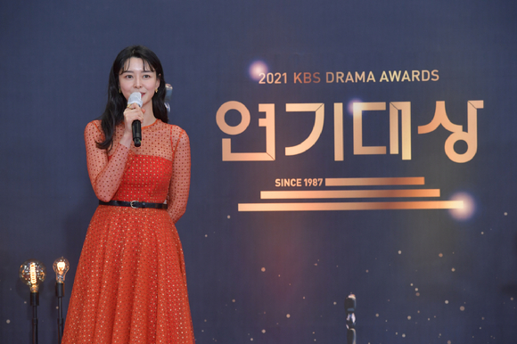 배우 권나라가 31일 오후 여의도 KBS에서 열린 '2021 KBS 연기대상' 레드카펫에 참석해 포즈를 취하고 있다. [사진=KBS]