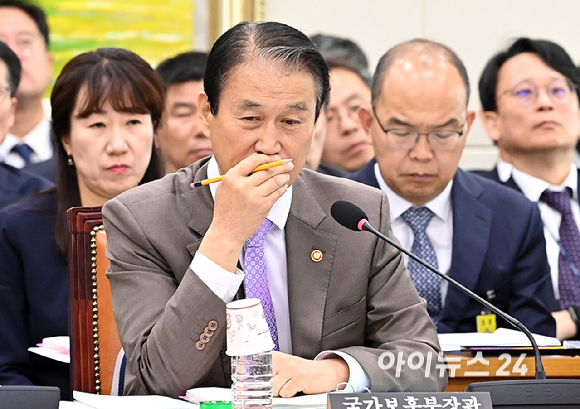 권오을 국가보훈부 장관이 28일 서울 여의도 국회에서 열린 정무위원회의 국가보훈부, 국무조정실 등 국정감사에 출석하고 있다. [사진=곽영래 기자]