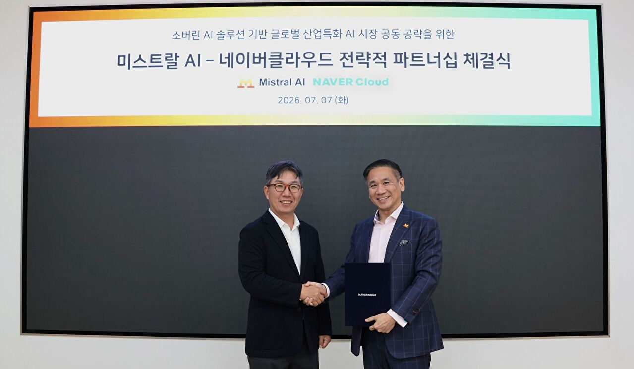 김유원 네이버클라우드 대표(왼쪽)와 제프 순 미스트랄AI 아시아태평양(APAC) 대표가 전략적 파트너십 체결 기념 사진을 찍고 있다. [사진=네이버클라우드]