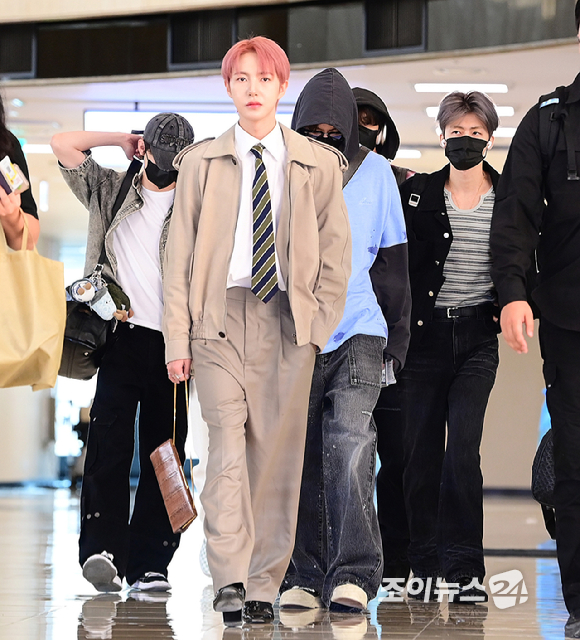 그룹 NCT 드림이 해외 일정을 위해 8일 오전 김포국제공항을 통해 일본으로 출국하고 있다. [사진=정소희 기자]