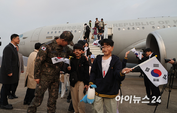 중동 전쟁 확대로 레바논에 체류 중이던 우리 국민 204명과 외국 국적 가족 5명 및 우방국(일본) 국민 2명 등 총 211명이 대한민국 군 수송기(KC-330)를 타고 15일 오후 성남공항에 도착하고 있다. 2026. 03.15. [사진=사진공동취재단]