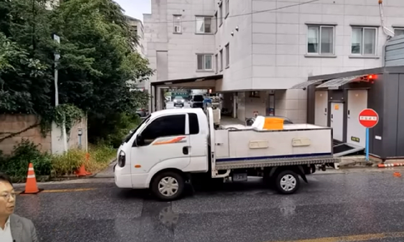 지난 15일 오후 1시쯤 충북 제천시에 있는 한 종합병원 앞 진출로에는 화물차가 틀어막는 일이 발생했다. 이 화물차가 막아서는 바람에 구급차들은 환자를 내려준 뒤 후진으로 병원을 빠져나간 것으로 전해졌다. [사진=유튜브 '한문철TV']