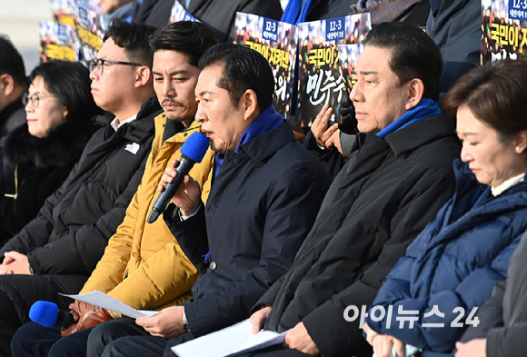 정청래 더불어민주당 대표가 3일 서울 여의도 국회 본관 앞 계단에서 열린 12.3 내란 저지 1년 현장 최고위원회의에서 모두발언을 하고 있다. [사진=곽영래 기자]