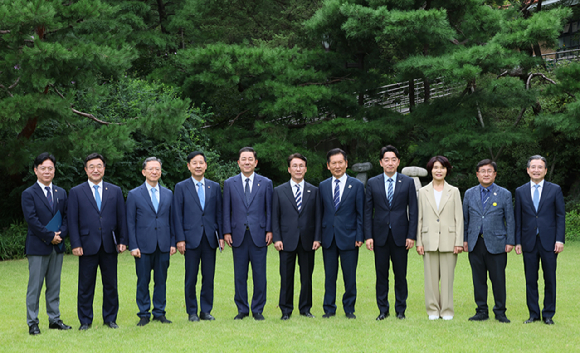 김민석 국무총리가 7일 서울 종로구 총리공관에서 열린 고위당정협의회에서 더불어민주당 정청래 대표, 강훈식 대통령 비서실장 등 참석자들과 기념 촬영하고 있다.왼쪽부터 김영훈 고용노동부 장관, 윤호중 행정안전부 장관, 정성호 법무부 장관, 구윤철 경제부총리 겸 기획재정부 장관, 더불어민주당 김병기 원내대표, 김 총리, 더불어민주당 정청래 대표, 강훈식 대통령비서실장, 더불어민주당 한정애 정책위의장, 김성환 환경부 장관, 김용범 대통령실 정책실장. 2025.9.7 [사진=연합뉴스]