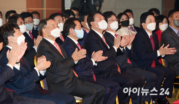 국민의힘 대선 경선 후보들이 5일 오후 서울 용산구 백범김구기념관에서 열린 제20대 대통령 후보 선출을 위한 2차 전당대회에서 순서를 기다리고 있다. [사진=국회사진취재단]