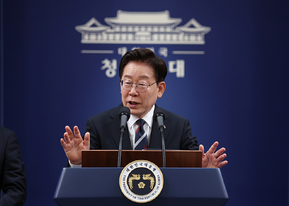 이재명 대통령이 19일 청와대 춘추관에서 열린 G7참석&middot;유럽순방 결과 브리핑에서 취재진 질문에 답하고 있다. 2026.6.19 [사진=연합뉴스]