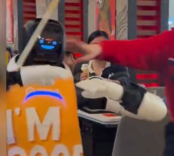 해당 로봇이 식당서 춤을 추고 있다. [사진=탄수 예겐 X 갈무리 ]