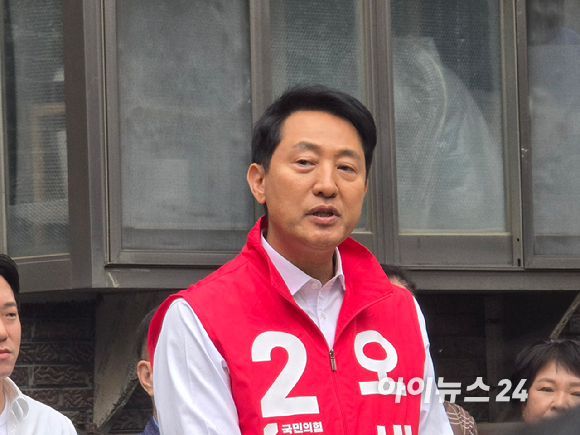 12일 오후 대구 수성구 국민의힘 경북도당에서 열린 경북도당 선대위 발대식에서 추경호 대구시장 예비후보와 장동혁 대표, 이철우 경북도지사 예비후보가 손을 맞잡고 있다. 2026.5.12 [사진=연합뉴스]