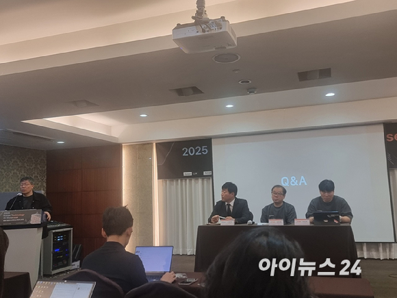 김영섬 코난테크놀로지 대표가 13일 서울 광화문 코리아나호텔에서 열린 기자간담회에서 환경사를 하고 있다. [사진=윤소진 기자]