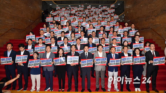 장동혁 국민의힘 대표, 송언석 원내대표 등 소속 의원들이 3일 오전 서울 여의도 국회 로텐더홀에서 특검의 압수수색을 규탄하는 구호를 외치고 있다. [사진=곽영래 기자]