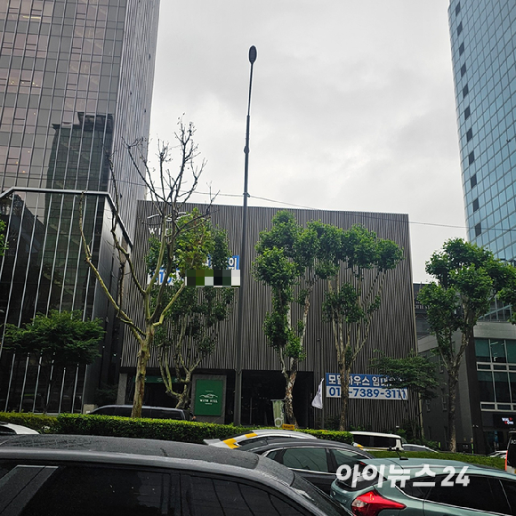분양이 줄어들면서 견본주택으로 쓰이던 건물마저 빈 채로 놀고 있는 경우가 늘어나고 있다. 사진은 서울 강남구 역삼동의 견본주택 임대 공간에 걸려 있는 '모델하우스 임대 문의' 현수막. 2025.06.25 [사진=이효정 기자 ]