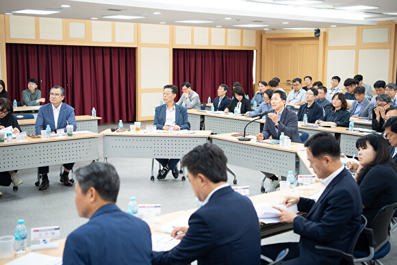 구미시가 ‘구미시 중장기 발전계획 연구용역’착수 보고회를 개최하고 있다. [사진=구미시청]