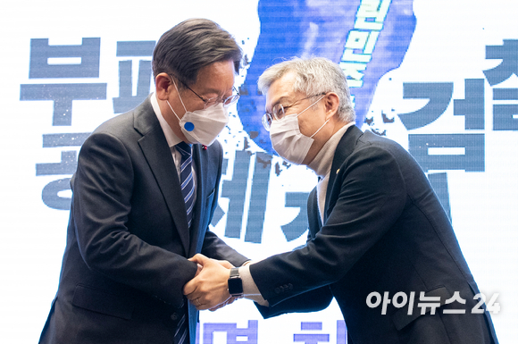 이재명 더불어민주당 대선후보(왼쪽)가 지난해 12월 23일 오후 서울 여의도 서울시티클럽에서 열린 열린민주당 당원 토크콘서트에 참석해 최강욱 대표와 인사하고 있다. [사진=김성진 기자]