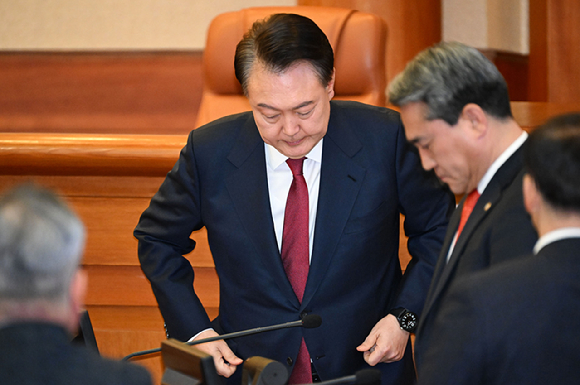 이준구 서울대 경제학부 명예교수가 내란죄 혐의를 부인하고 있는 윤석열 대통령을 향해 "어떻게 저리도 뻔뻔스러울 수 있느냐"고 맹비판했다. [사진=이준구 교수 홈페이지 캡처]