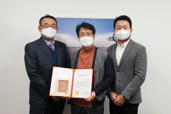 (왼쪽부터) SK하이닉스 특허개발기획 하용수 PL, 부산대학교 이호준 교수, SK하이닉스 R&D전략기획 김준수 TL. [사진=SK하이닉스]