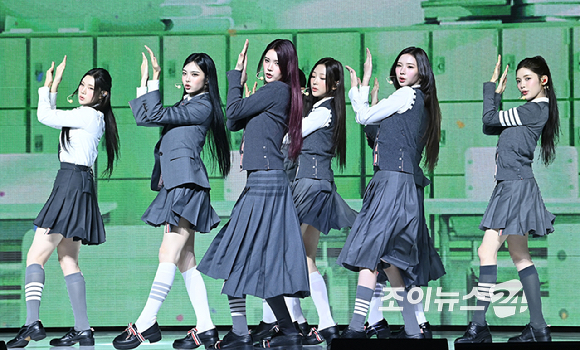 걸그룹 하츠투하츠가 20일 오후 서울 용산구 블루스퀘어에서 열린 첫 미니앨범 'FOCUS'(포커스) 발매 기념 미디어 쇼케이스에서 무대를 선보이고 있다. [사진=곽영래 기자]