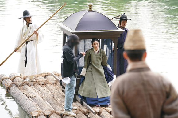 배우 박지훈이 영화 '왕과 사는 남자' 촬영을 준비하고 있다. [사진=(주)쇼박스]