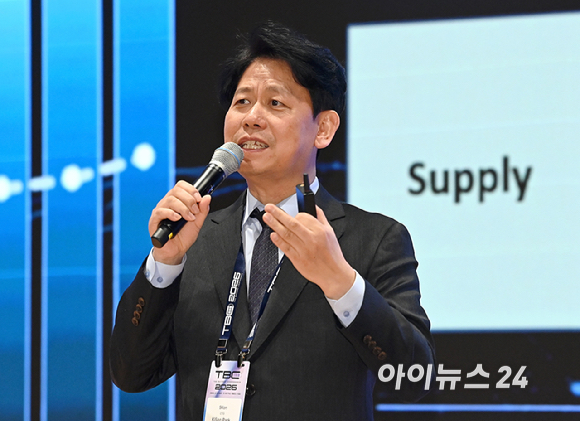 박기수 SK온 CTO가 11일 서울 강남구 코엑스에서 열린 더 배터리 컨퍼런스에서 강연을 하고 있다. [사진=곽영래 기자]