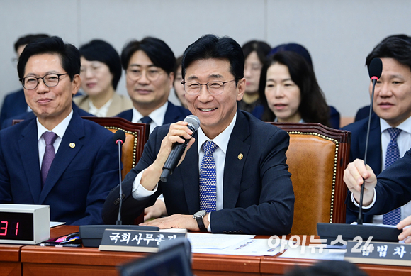 고용진 국회사무총장이 30일 오전 서울 여의도 국회에서 열린 국회 운영위원회의 국회사무처 등에 대한 2026년도 국정감사에서 질의응답을 하는 중 마이크를 교체하자 한 의원이 "국회 운영비 올릴려고 하는거 아니냐"라는 농담을 하자 환하게 웃고 있다. [사진=정소희 기자]