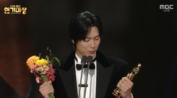 나인우가 30일 서울 상암 MBC신사옥 미디어센터에서 열린 '2025 MBC 연기대상'에서 수상소감을 이야기 하고 있다. [사진=MBC 방송화면 캡처]